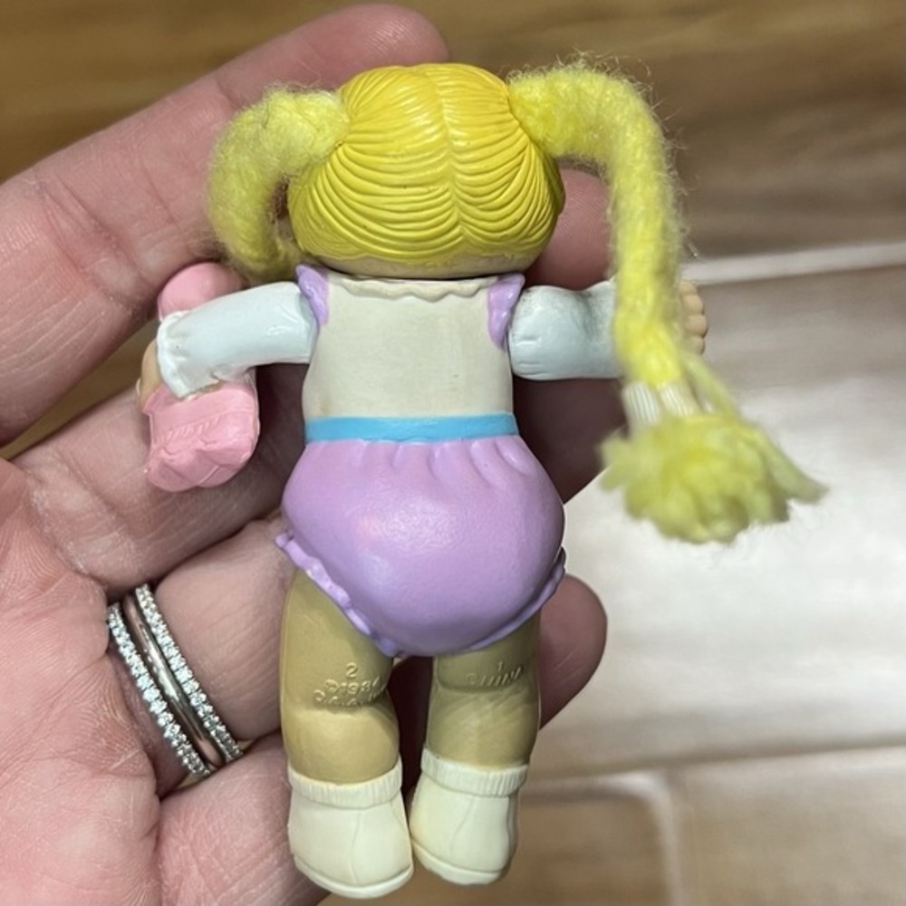 1984 Cabbage Patch Kids GIRL in Romper w/Pink Doll Yellow YARN HAIR 3.5" PVC - Picture 2 of 6